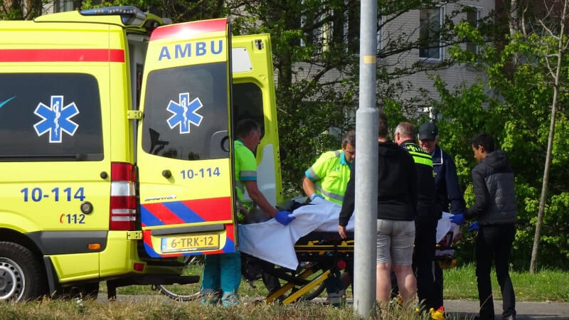 Fietsster gaat onderuit en moet naar het ziekenhuis