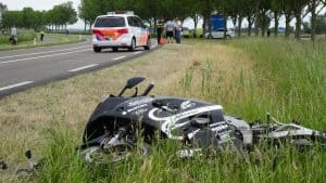 Motorrijder onderuit op de N249