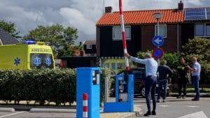 Automobilist geeft gas, dwars door slagboom