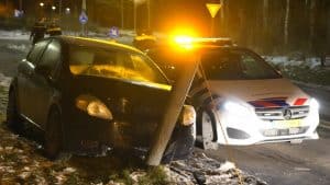 Auto tegen lantaarnpaal na missen rotonde