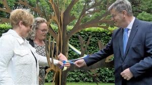 Gedenkboom op begraafplaats Middenmeer (video)