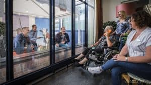 Bewoners Den Koogh ontvangen weer bezoek dankzij ‘kletsboetje’