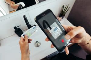 Vernieuwde afvalwijzer: scan of fotografeer afval in de HVC-app