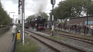 Oude stoomtrein trekt veel bekijks