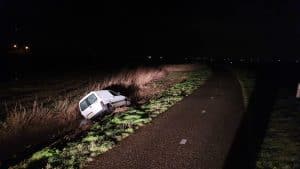 Auto van de weg en in de sloot