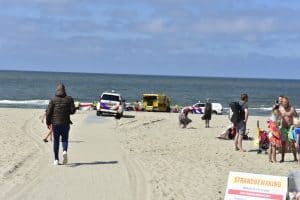 Man uit water gehaald na hartinfarct tijdens het zwemmen, alsnog overleden (update)