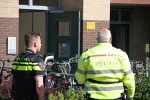 Straat in Den Burg afgezet vanwege brandmelding gebouw