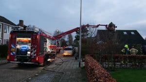 Vlammen uit dak woning De Cocksdorp
