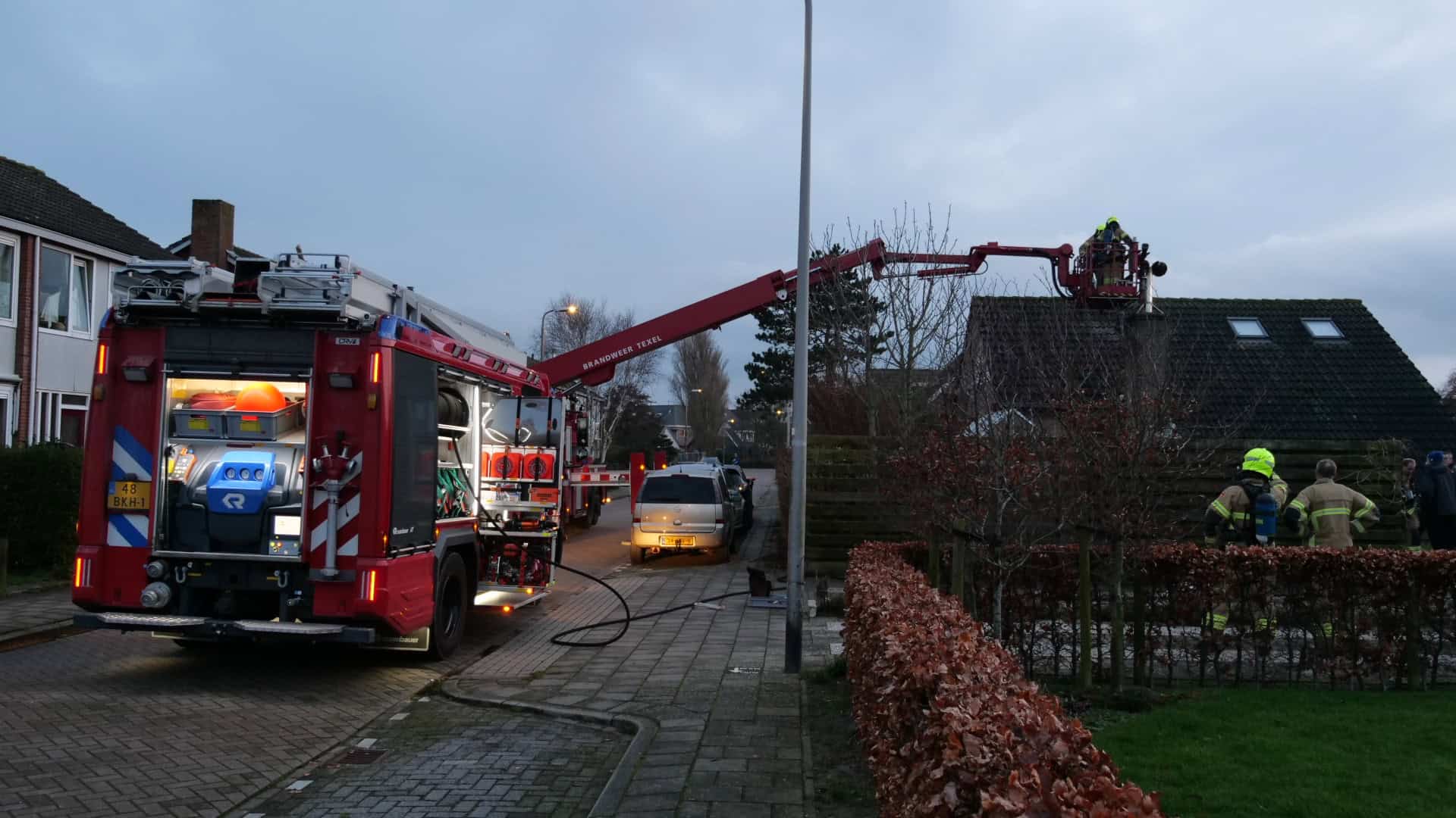 Vlammen uit dak woning De Cocksdorp
