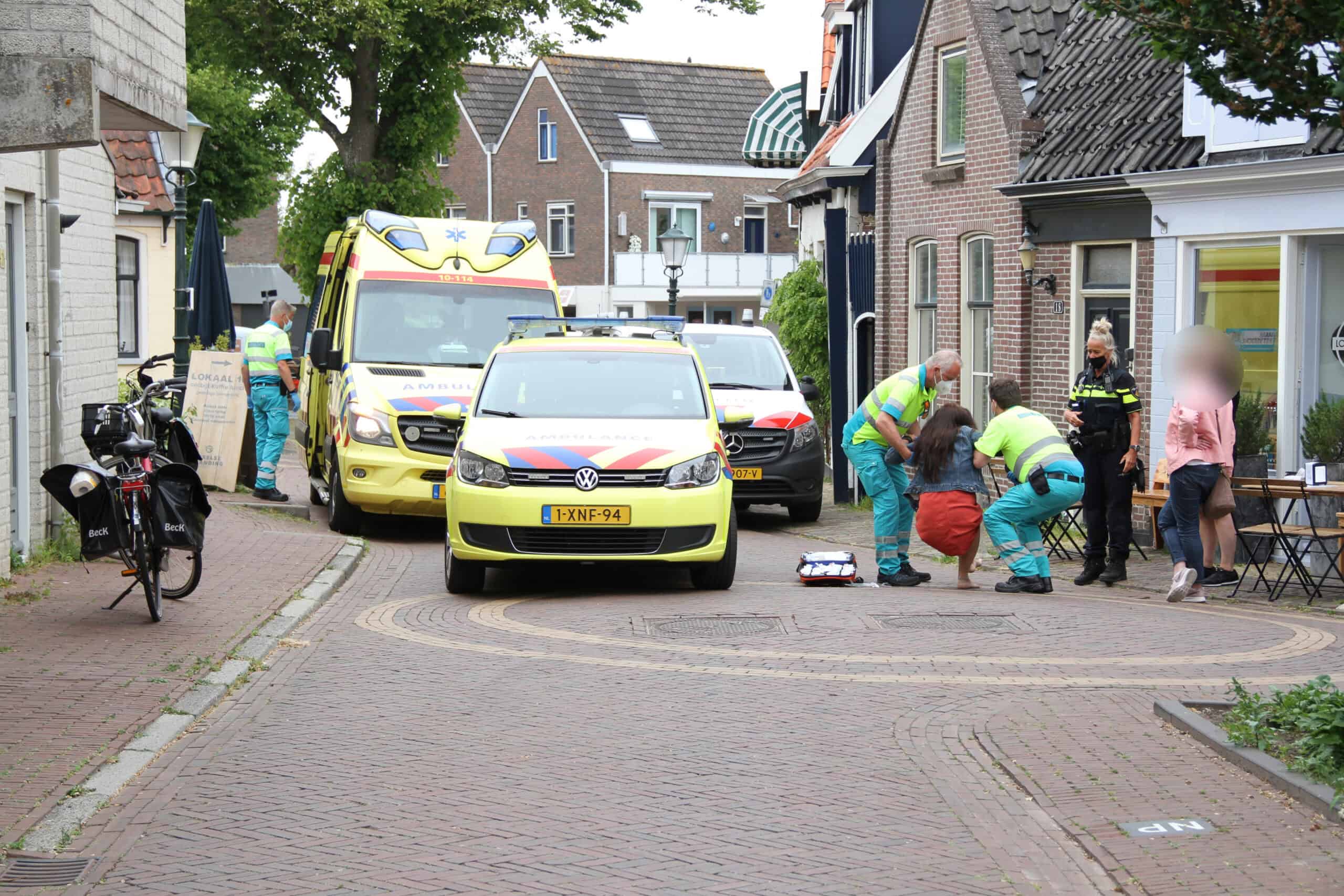 Vrouwelijke fietster wijkt uit voor overstekende poes en raakt gewond