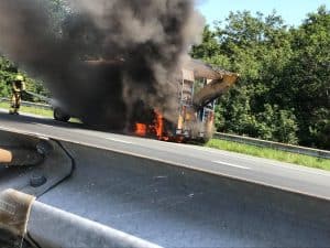 Aanhanger met kraan in brand op A7 (update)