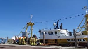 Brand op vistrawler in haven Den Oever