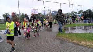 Verregende intocht Wieringer avondvierdaagse (video)