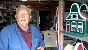 Jurrie (84) is creatief met vogelhuisjes (video)