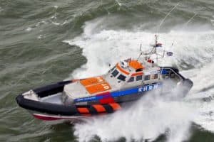 Medische evacuatie door KNRM reddingsboot Den Helder