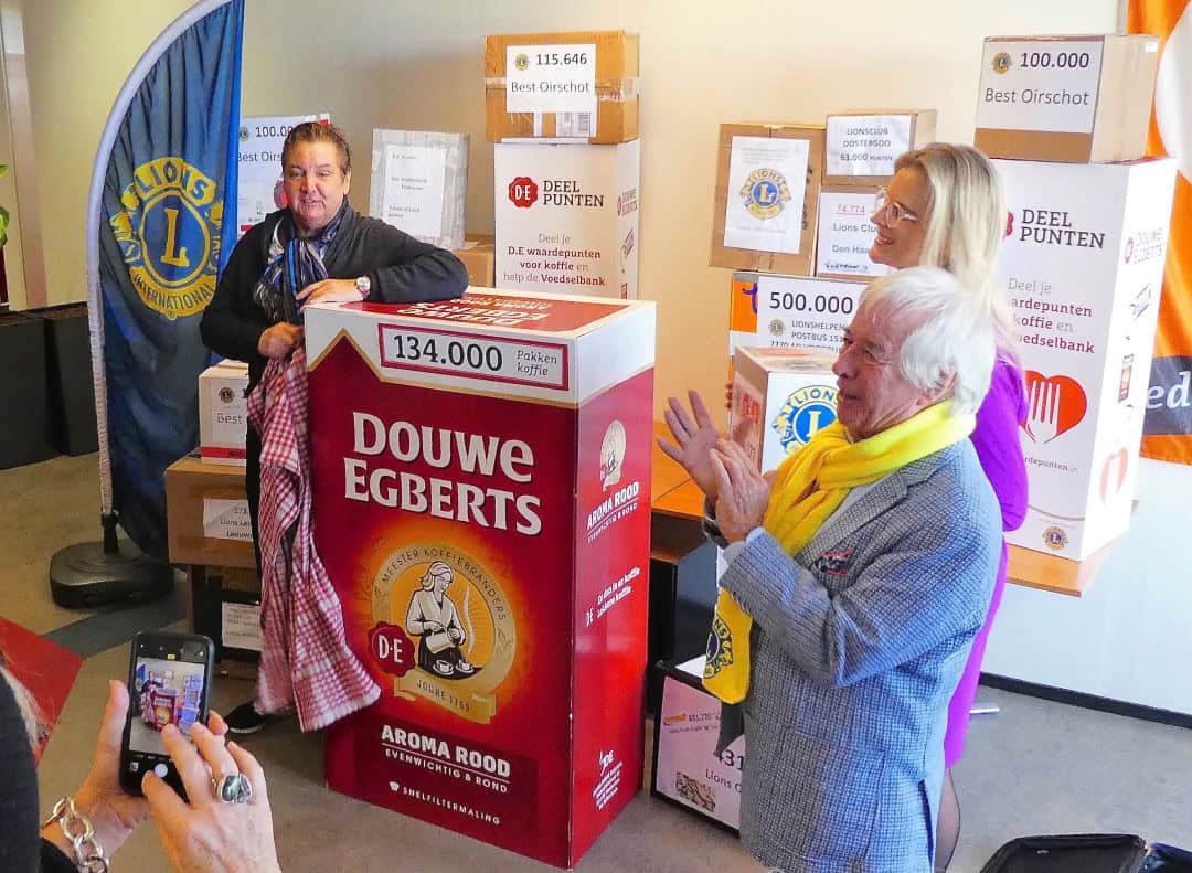 Karrenvrachten koffie voor Voedselbank Den Helder