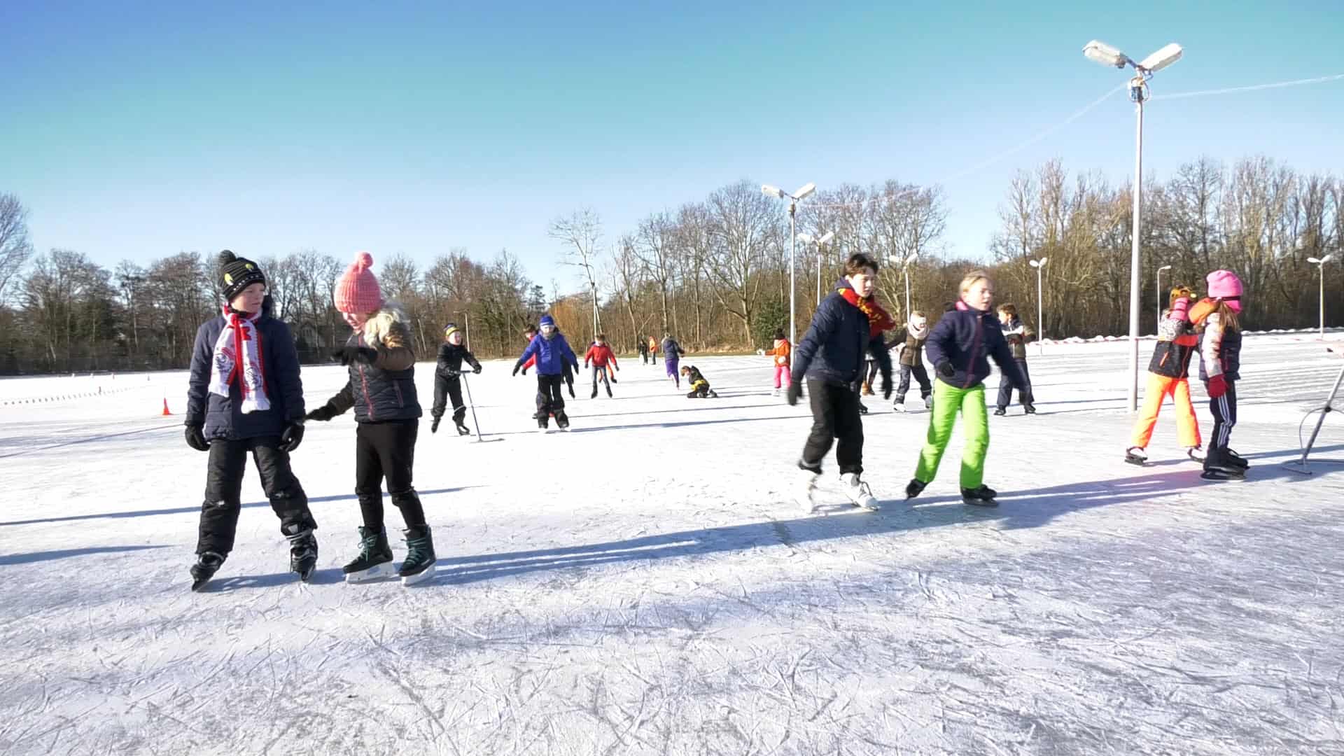 Helderse jeugd sluit schoolweek af op de ijsbaan (video)