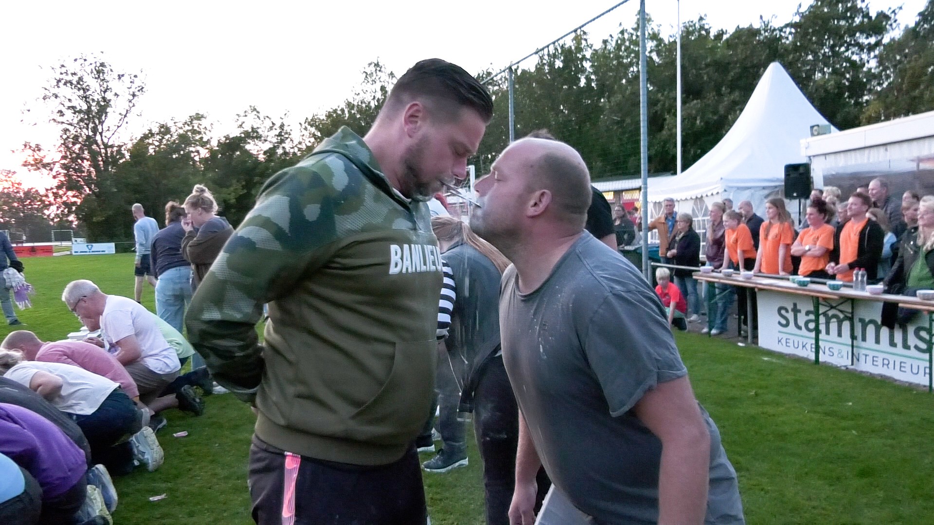 Video: Voorafgaand aan de kermis speelt Kolhorn spelletjes