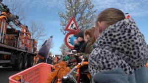 Rijdende bliksemfeestjes in de polder op Koningsdag (video)