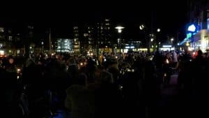 Vreedzame lichtjesloop tegen coronamaatregelen (video)