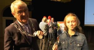 Lotte (10) gekozen tot kinderburgemeester (video)