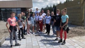 Namen leerlingen vereeuwigd in schoolplein (video)
