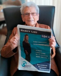 De 107-jarige Annie Lengers stemt Seniorenpartij