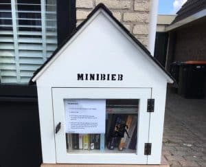 Je ziet ze steeds vaker, minibibliotheekjes