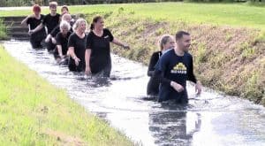 Lekker door de prut bij de Obstacle Run (video)