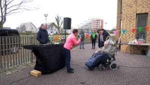Muzikaal verjaardagscadeau voor 100-jarige oma Honing (video)