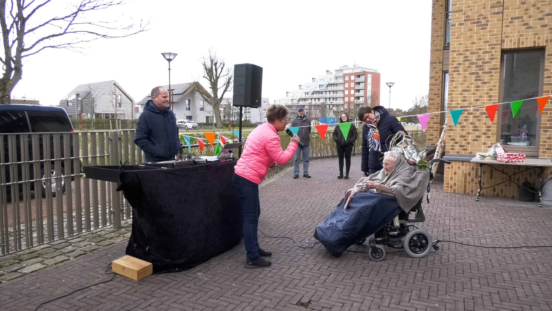 Muzikaal verjaardagscadeau voor 100-jarige oma Honing (video)