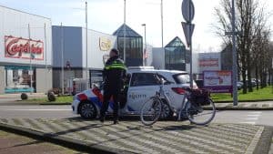 Fietser klapt op de grond na aanrijding met auto