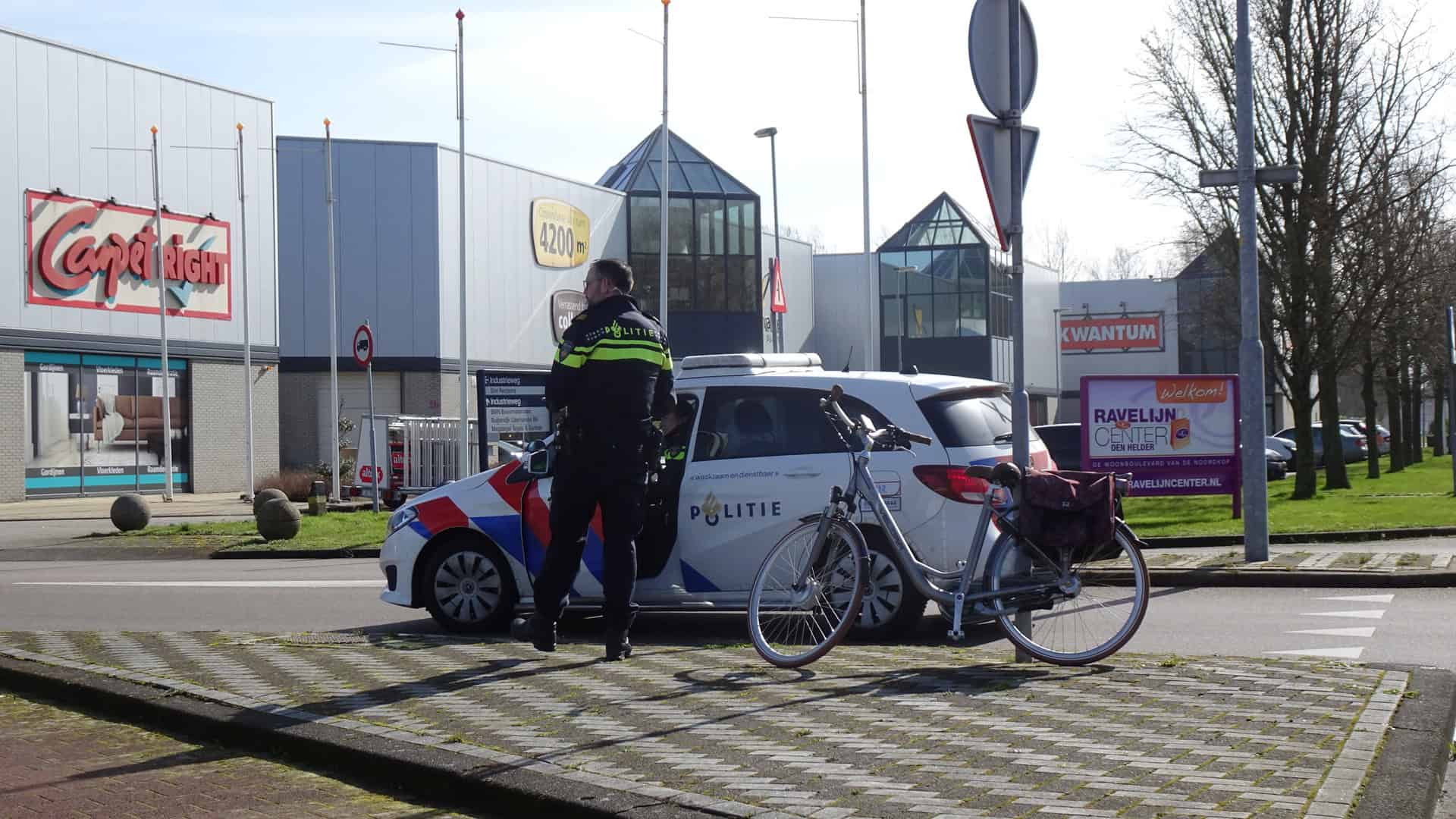 Fietser klapt op de grond na aanrijding met auto
