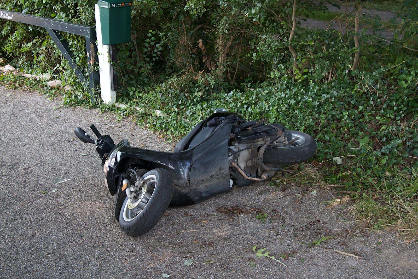 Ongeluk tussen auto en scooter, automobilist rijdt door