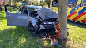 Automobiliste vliegt uit de bocht