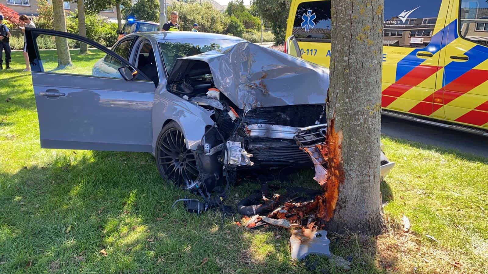 Automobiliste vliegt uit de bocht