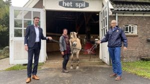 Lionsclub schenkt manege Noorderhaven paardenhoofdstellen