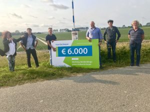 Stichting Herdenkingspalen Hollands Kroon ontvangt cheque Windfonds