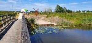 Cortenstalen strijkmolen langs Molenkolk in Kolhorn