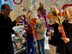 Sarkonscholen vieren Palmpasen en Pasen