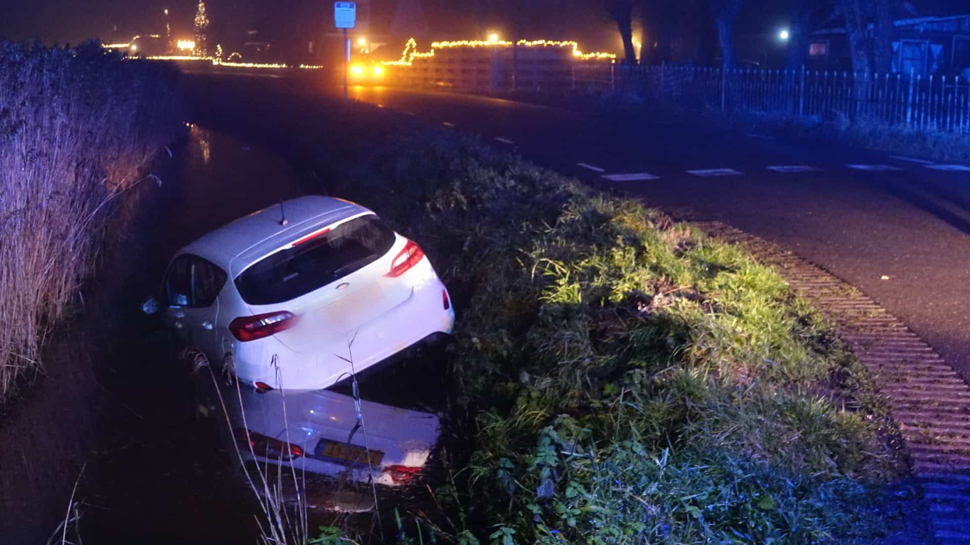 Bestuurster mist bocht, auto te water