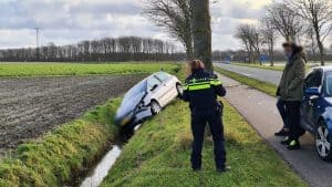 Auto klapt tegen boom en belandt in de sloot