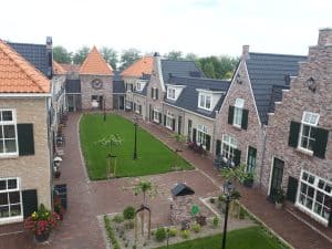 Verpleegkundige opent zelf minidorpje voor ouderen in strijd tegen eenzaamheid