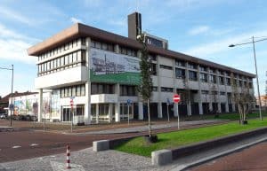 Stationsgebouw en postkantoor: markant, maar niet monumentaal