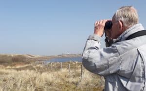 Reimer Bekius van Stichting Duinbehoud geeft het stokje over