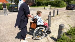Burgemeester test rolstoelvriendelijkheid ’t Veld (video)