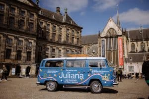 Juliana-bus zoekt persoonlijke verhalen over Koningin Juliana