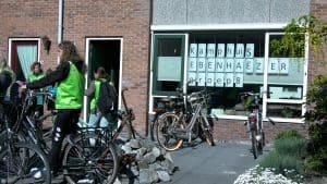 Groep 8 op schoolkamp bij meester thuis (video)