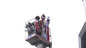 Sint per hoogwerker toch even op visite (video)