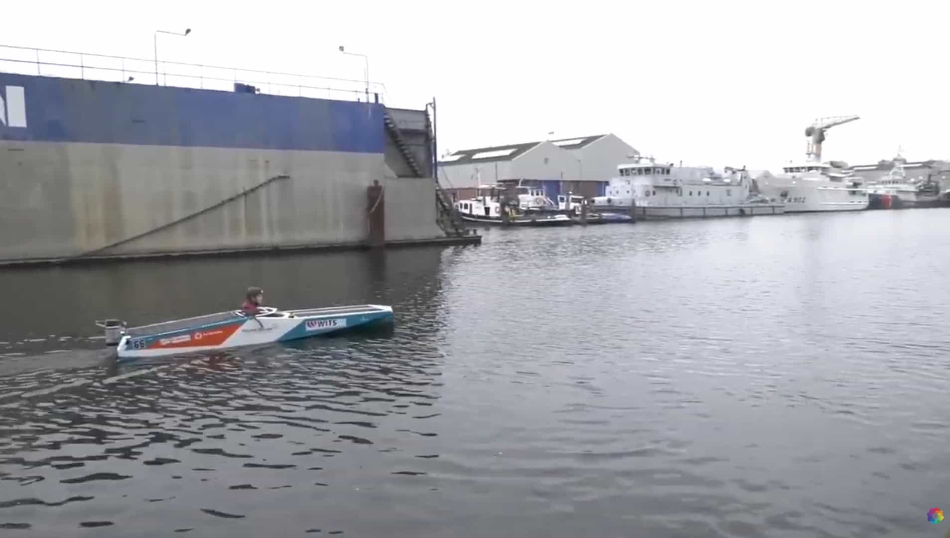 Zelfgebouwde zonneboot Lyceum eindelijk te water (video)